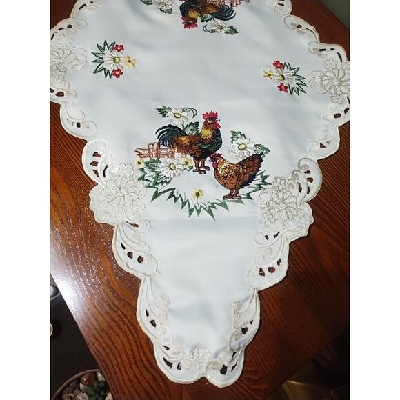 Doily Table Runner Set Tablecloth Chicken Lace floral gold Cottage Country White - Picture 3 of 14